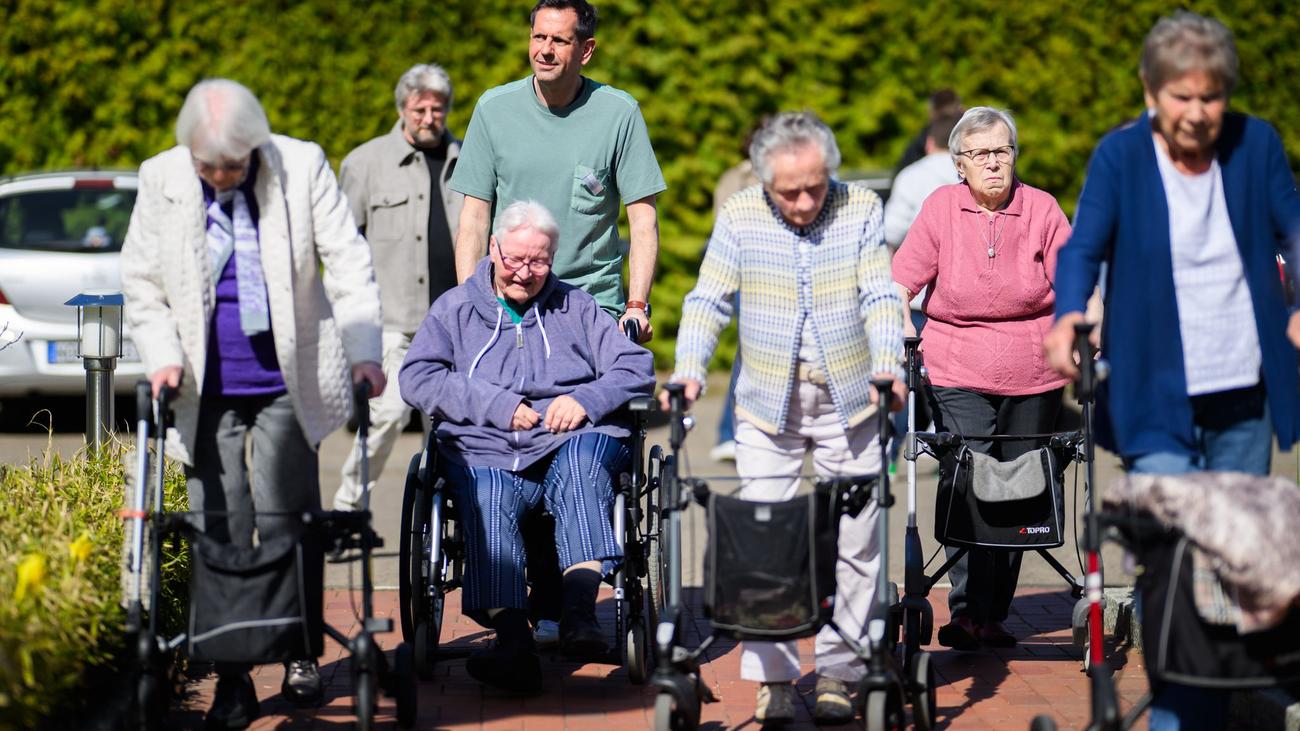 Praktikum: Ein Tag in der Seniorenresidenz mit Ministerpräsident Lies