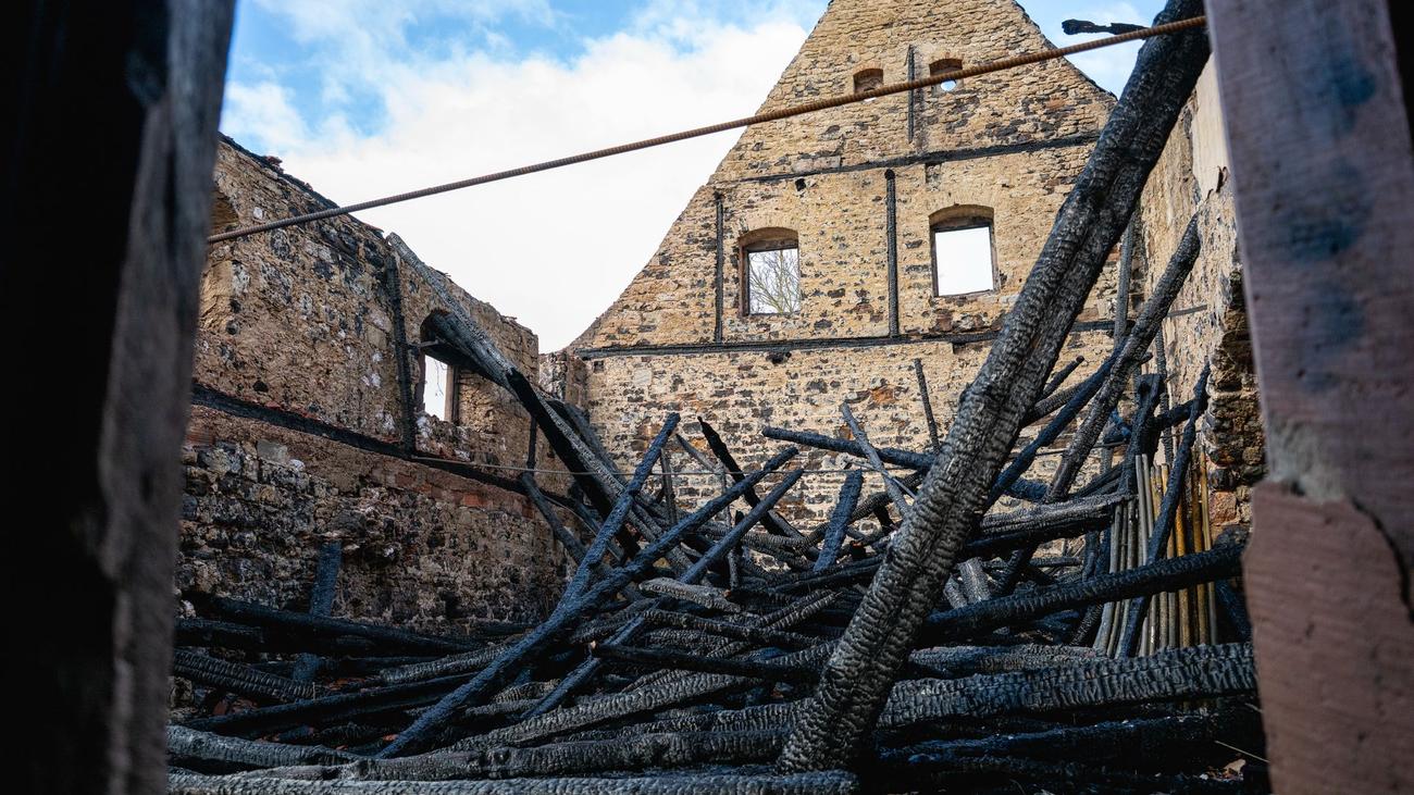 Feuer auf Burg: Kein Burgfest nach Brand in Weißensee
