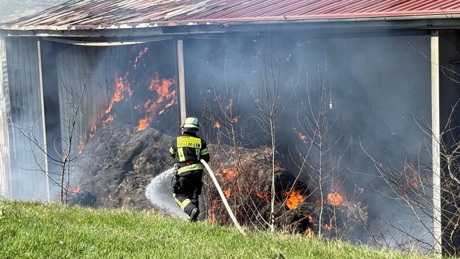Feuerwehreinsatz: Die Feuerwehr ist mit einem Großaufgebot im Einsatz. (Symbolbild)