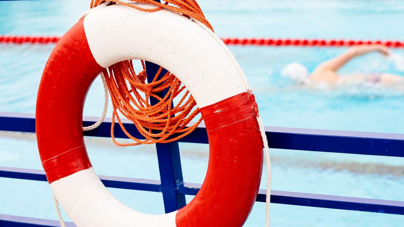 Fachkräftemangel: Zu Freibadsaison: Sachsen-Anhalt fehlen Rettungsschwimmer