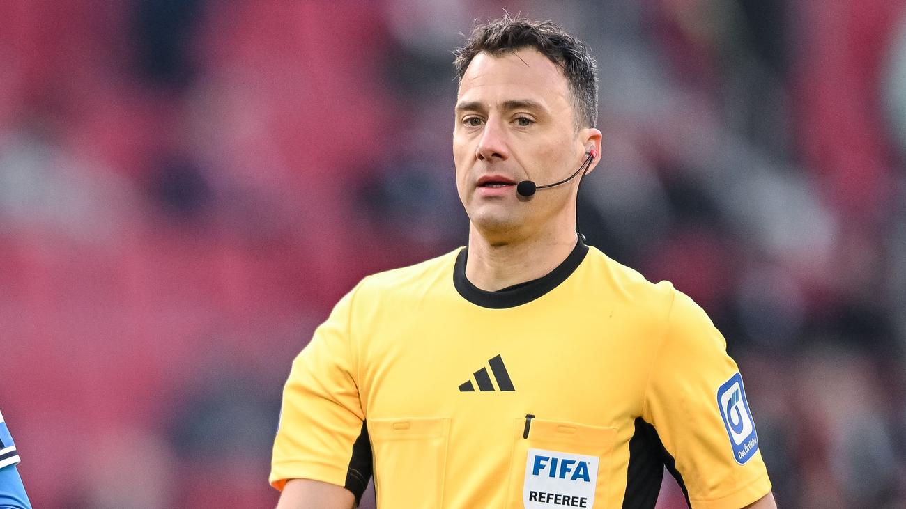 XXL-Turnier: Als einziger Deutscher: Zwayer pfeift bei der Fußball-WM