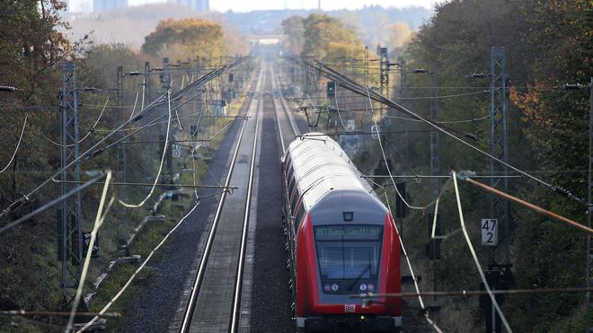 Feuerwehreinsatz: 45 Minuten Vollsperrung: Ein Feuer hat den Bahnverkehr zwischen Köln und Aachen vorübergehend gestoppt. (Symbolbild)