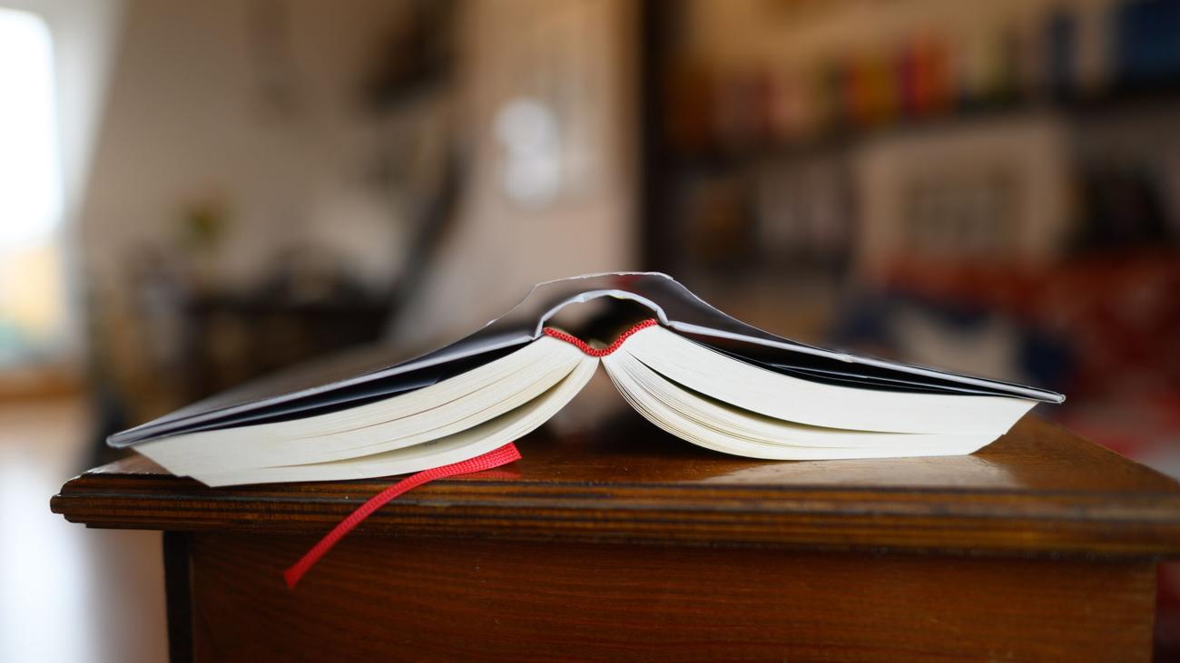 Kriminalität: Ehepaar verliert sechsstelligen Betrag durch Bücherbetrug