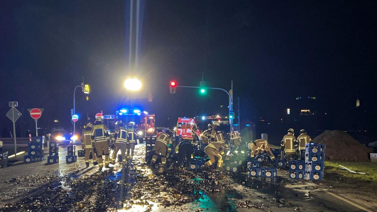 B 303: Lkw verliert 150 Bierkästen auf Bundesstraße