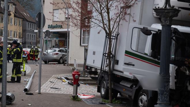 Lastwagen außer Kontrolle: Am 25. März hatte ein Lastwagenfahrer laut Polizei die Kontrolle über sein Fahrzeug verloren und dabei eine junge Mutter und ihr Kleinkind getötet. (Archivbild)