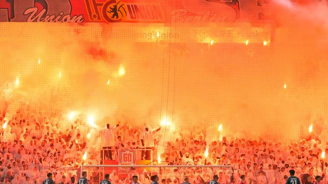 Bundesliga: Diese Pyroshow wird für Union Berlin teuer. (Archivbild)