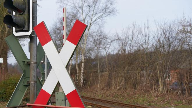 Unfall am Bahnübergang: Mitten auf den Gleisen hatte sich der Anhänger vom Sattelzug gelöst. (Symbolbild)