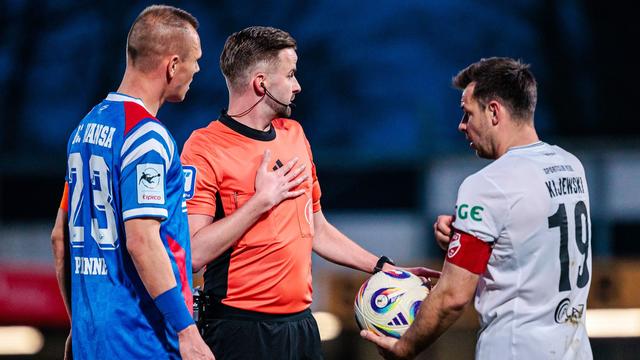 Bild: 3. Fußball-Liga: Schnapsflache und Feuer: Hansa-Coach verurteilt Randale