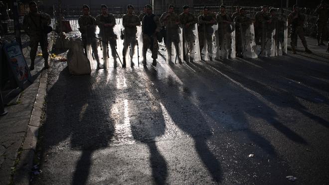 Fotografie: Vertriebene Kinder greifen in Beirut nach gespendeten Lebensmitteln in der Nähe von Zelten, die ihnen als Unterschlupf dienen, nachdem sie vor dem israelischen Bombardement im Südlibanon geflohen sind.