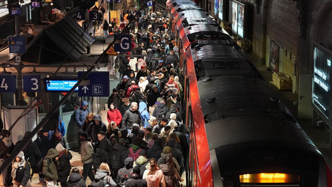 Notfälle: Frau nach Sturz auf Gleise lebensgefährlich verletzt