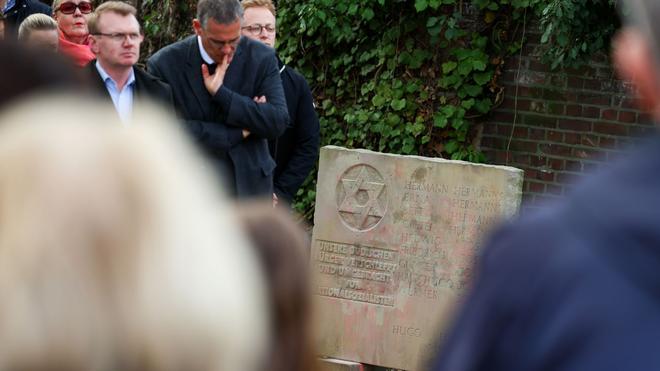 Mönchengladbach: Die Betroffenheit nach der Schändung zweier Ehrenmale ist in Mönchengladbach groß.