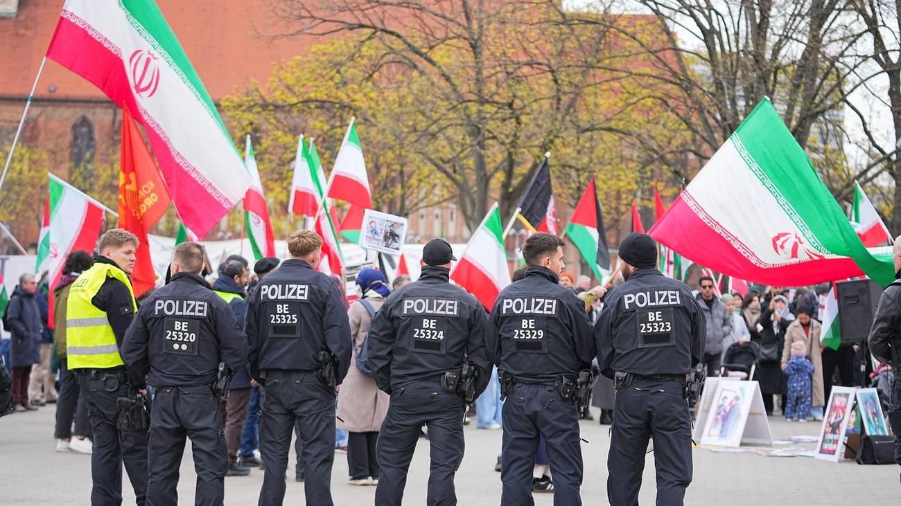 Porträts von Chamenei: Rund 150 Teilnehmer bei Pro-Iran-Demo vor Rotem Rathaus