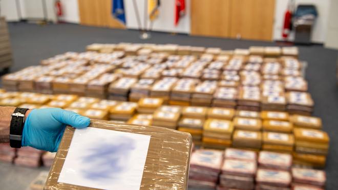 Drogenkriminalität: In der Containerprüfanlage fielen Auffälligkeiten auf - deshalb wurde ein Bananencontainer aus Ecuador entladen. (Symbolfoto)