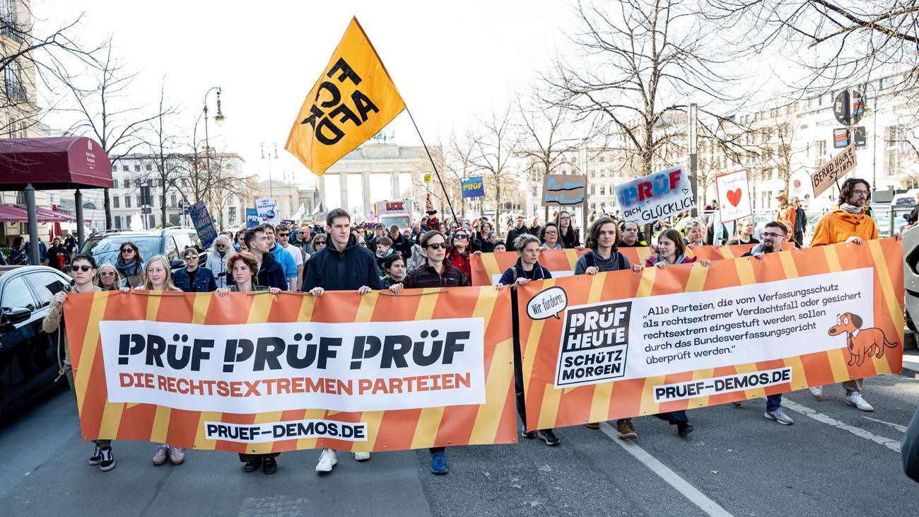 Rechtsextremismus: Berliner "PRÜF"-Demo zieht an Landesvertretungen vorbei