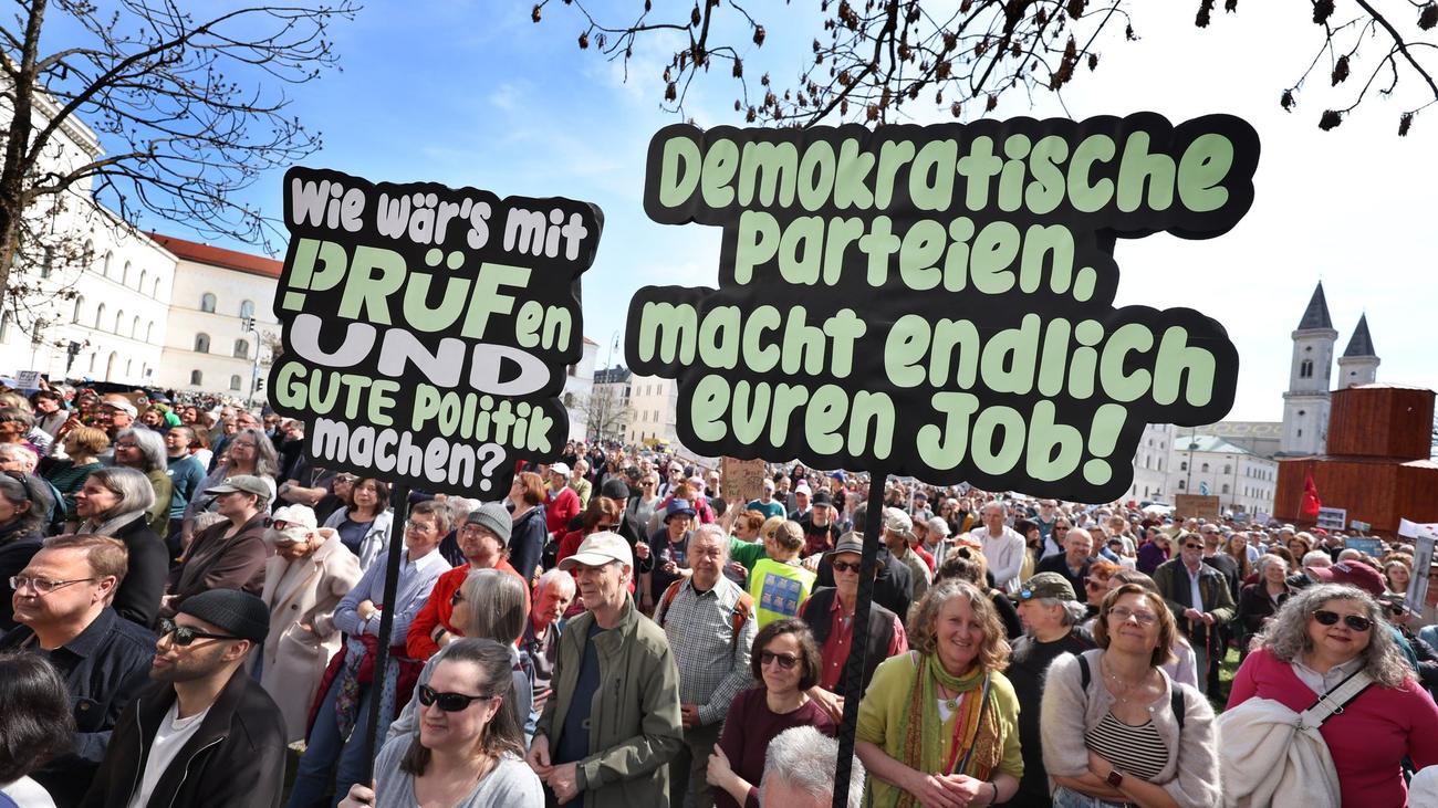 Kundgebung: Demonstranten fordern Prüfung rechtsextremer Parteien