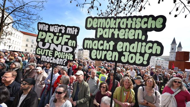 Kundgebung: Demonstranten beteiligen sich an einer Kundgebung des Wohn- und Kulturzentrums für Geflüchtete «Bellevue di Monaco» zur «Prüf-Kampagne». Diese fordert, dass alle rechtsextreme Parteien vom Bundesverfassungsgericht überprüft werden.