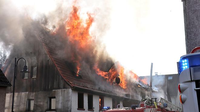 Fires: The fire brigade was still busy extinguishing the fire at midday. (symbol image)