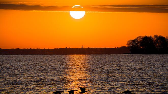 Wetter: Der Deutsche Wetterdienst rechnet am Wochenende mit überwiegend freundlichem Wetter in Niedersachsen und Bremen. (Archivbild)