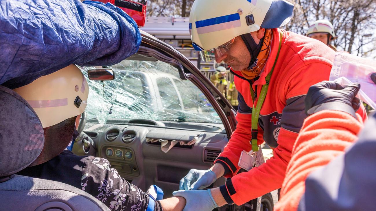 Blaulichtmeile in Cottbus: Rettungskräfte zeigen ihr Können – Woidke lobt Engagement