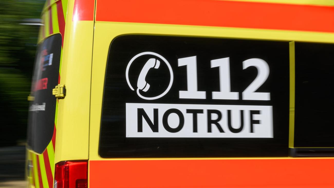 Unfall: Auto fährt gegen Baum - zwei Verletzte