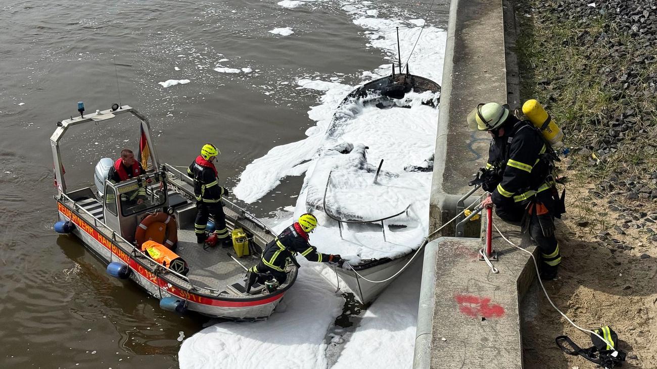 Notfälle: Feuerwehr löscht brennendes Boot an den Elbbrücken