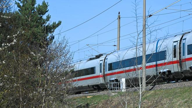 Verkehr: Die Reparatur der gerissenen Oberleitung ist noch nicht abgeschlossen.