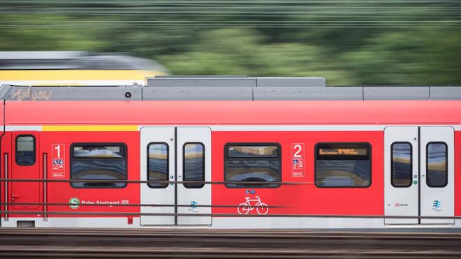 Schaden an Oberleitung: Eine S-Bahn ist in Nordrhein-Westfalen in eine herabhängende Oberleitung gefahren. (Symboldbild)