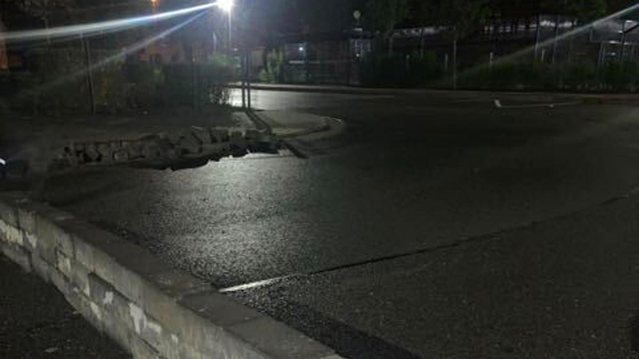 Landkreis Schaumburg: Unbekannte bauen Steinmauer über Busbahnhof-Fahrbahn