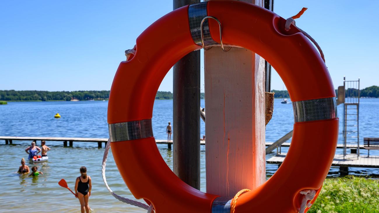Sicherheit: Badesaison startet: Rettungsschwimmer dringend gesucht