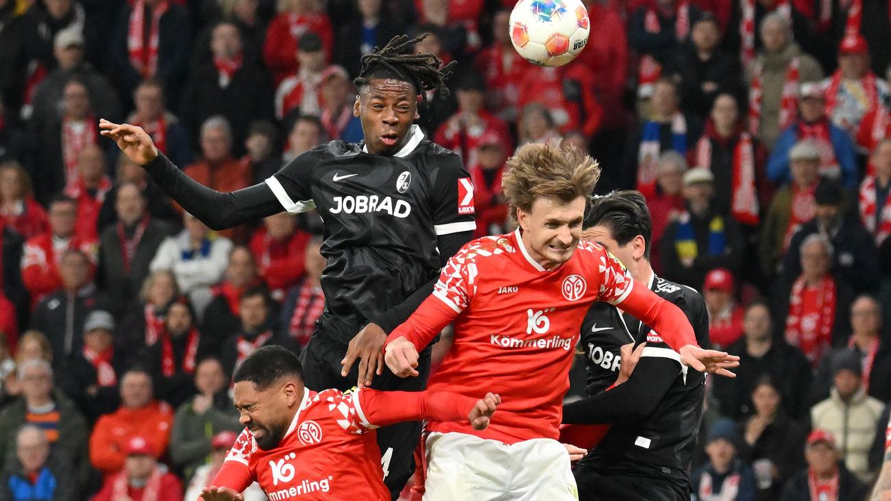 Fußball-Bundesliga: Freiburgs Toptalent Manzambi am Knie verletzt