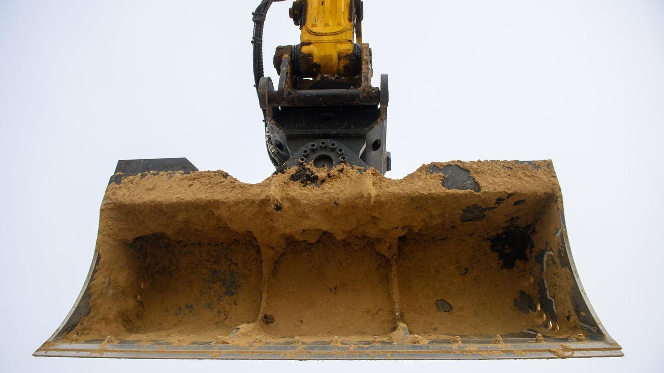 Im Landkreis Celle: Mit gestohlenem Bagger Löcher in Straße gegraben