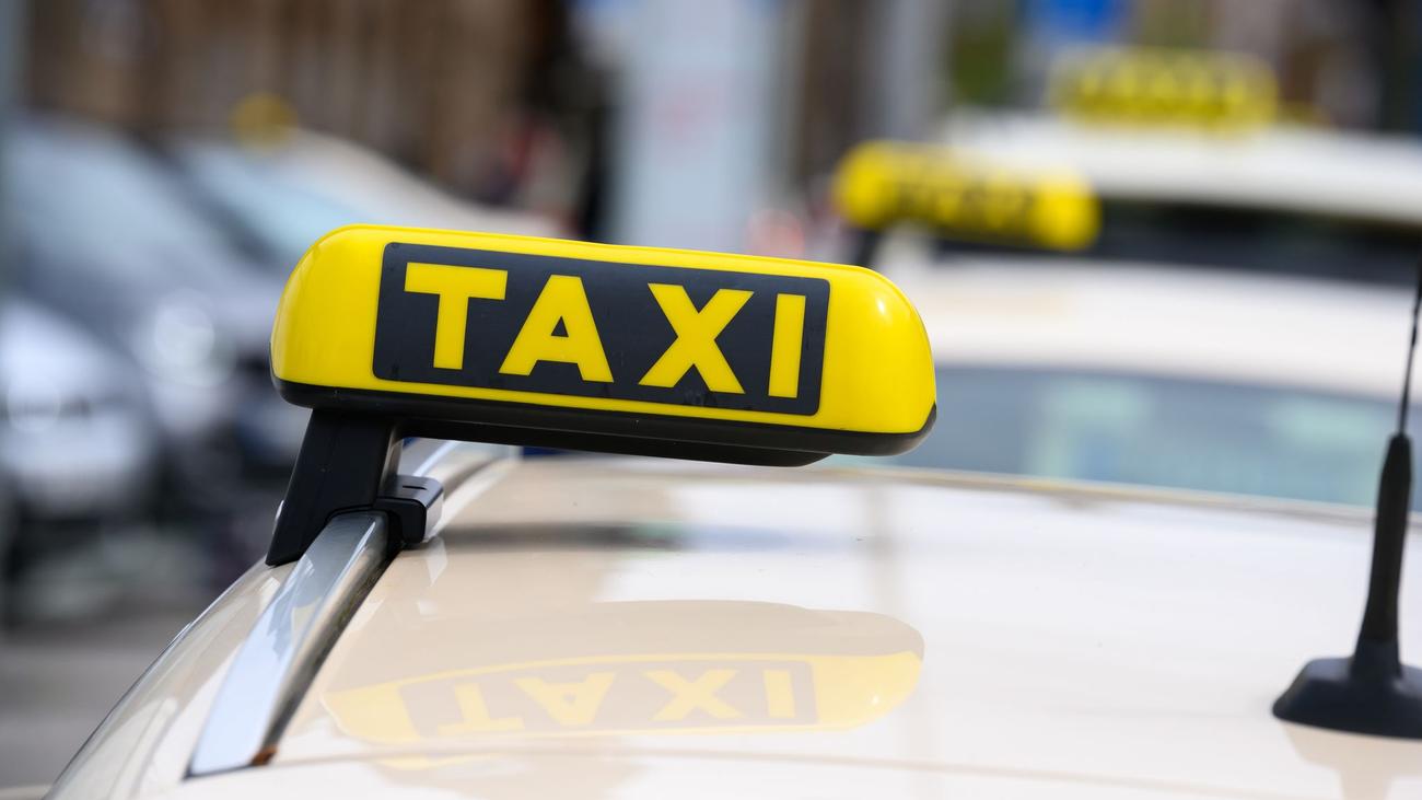 Auto: Taxis fahren mehrere Bahnhöfe nachts zum Festpreis an