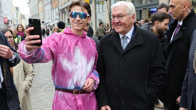 Besuchsreihe: Bundespräsident Frank-Walter Steinmeier (r.) verlegt seinen Amtssitz für drei Tage nach Mecklenburg-Vorpommern. Oberbürgermeister Alexander Badrow (CDU) (l.). begrüßt ihn am Bahnhof.