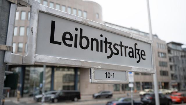 Straßenschilder: Panne bei Straßenname - Philosoph Leibniz mit falschem 