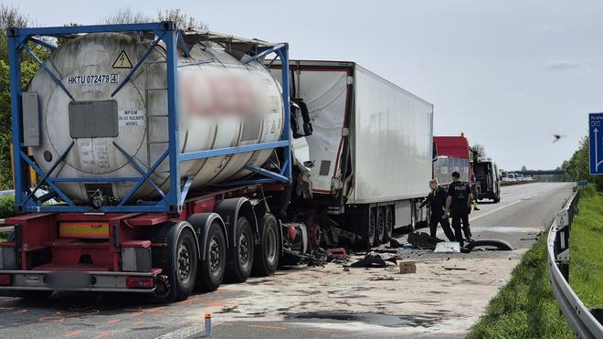 Unfall: Die A57 blieb nach dem Unfall zeitweise voll gesperrt.