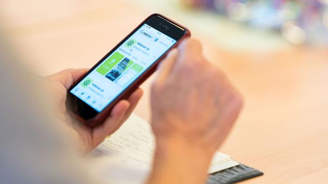 Handys und Smartphones: Millionen Althandys als Rohstoff-Schatz in Schubladen