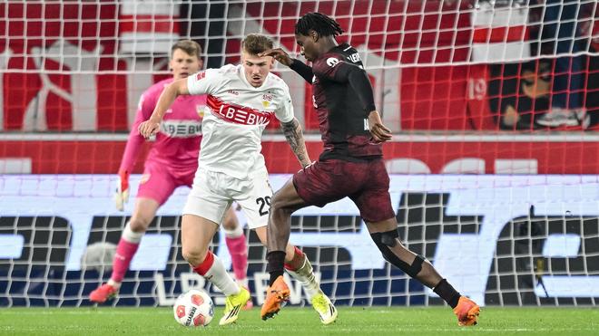 Fußball-Bundesliga:  Der Leipziger Ezechiel Banzuzi (r) fällt mit einer Knieverletzung aus. (Archivbild)