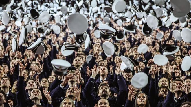 Zentrale Vereidigungsfeier: Bei der zentralen Vereidigungsfeier in der Kölner Lanxess-Arena bekannten sich die künftigen Polizistinnen und Polizisten mit ihrem Schwur auf das Grundgesetz und die Landesverfassung zur freiheitlich-demokratischen Grundordnung.