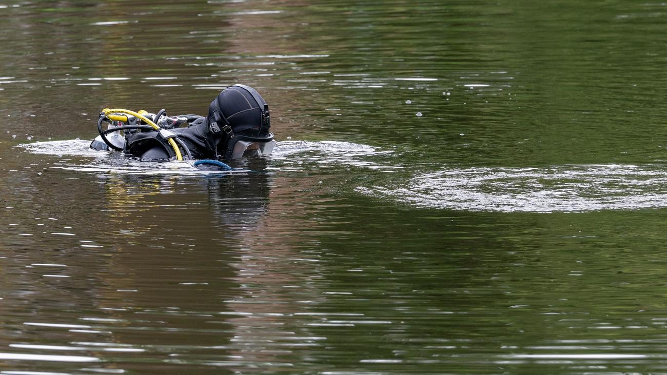 Fund: Tresore liegen im Fluss - Polizei sucht Schmuckbesitzer
