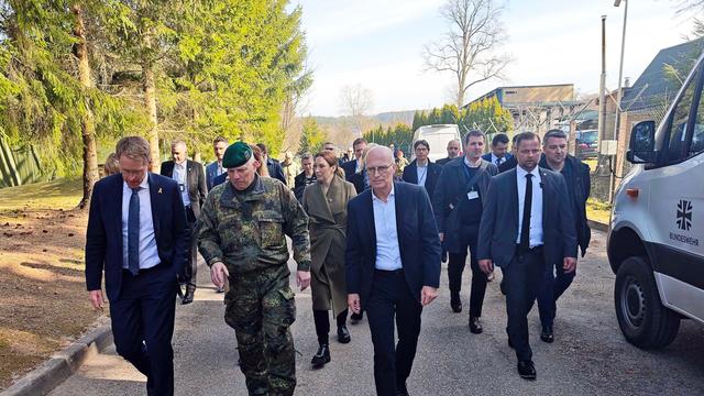 Besuch an Nato-Ostflanke: Tschentscher und Günther bei deutscher Panzerbrigade Litauen