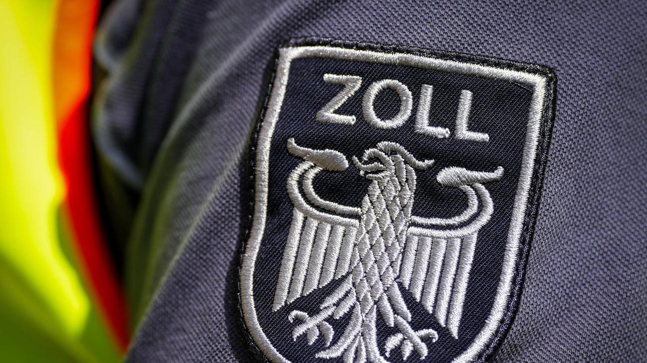 Kriminalität: Zollfahnder finden Wurfsterne und Marihuana: Duo in Haft