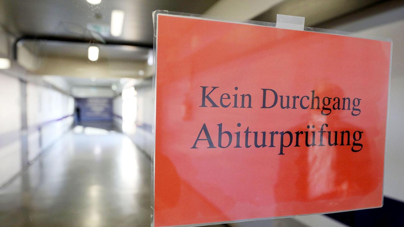 Schriftliches Abitur: Abiprüfungen in NRW starten mit deutlich weniger Schülern