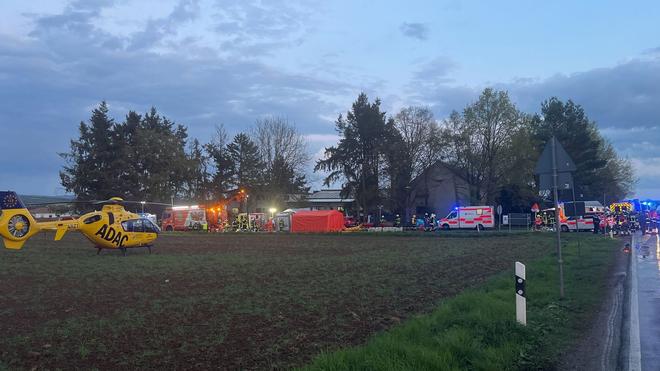 Rettungseinsatz: Einsatzkräfte kümmern sich um die Verletzten.