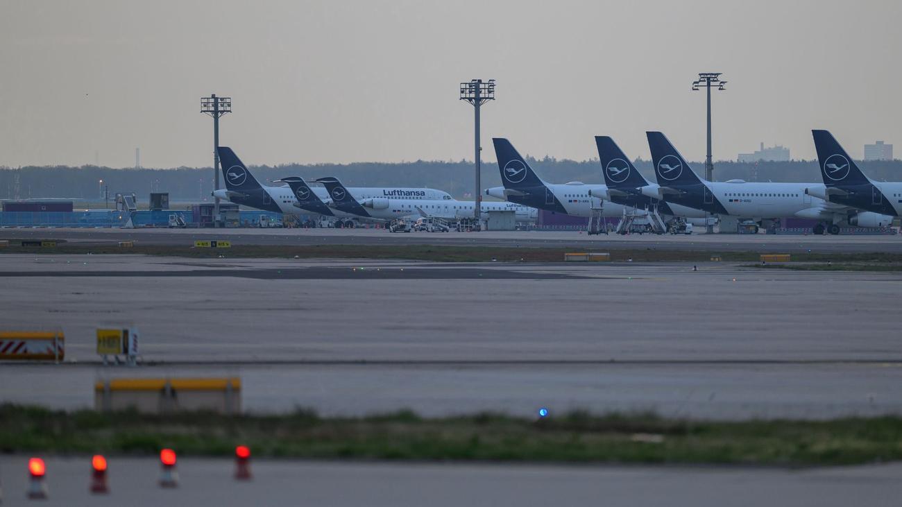 Keine Schlichtung: Piloten und Flugbegleiter streiken - Hunderte Flüge abgesagt