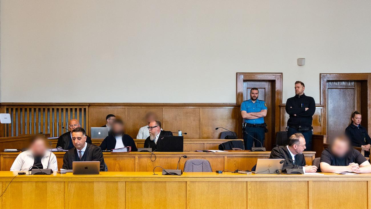 Mutmaßliche Hintermänner: Prozess begonnen - Sprengung von Geldautomaten unterstützt?