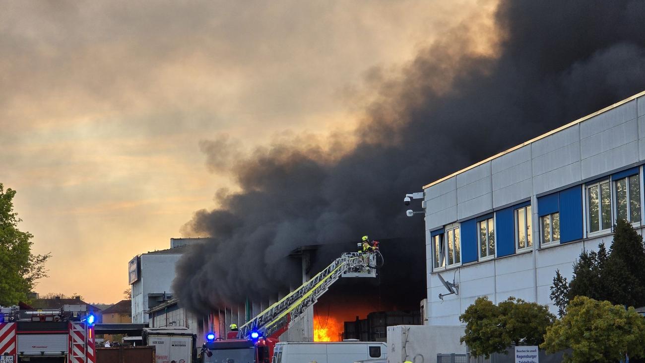 Dichter Qualm: Großbrand in Regensburg führt zu Warnung an Bevölkerung