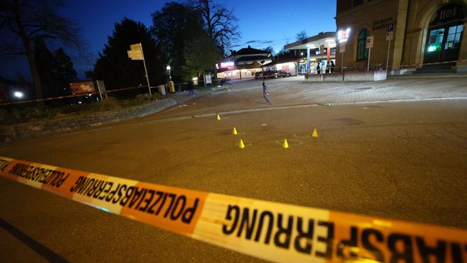 Kreis Ludwigsburg: Die Kriminalpolizei hat einen Bereich am Bahnhof Marbach weiträumig abgesperrt und sichert Spuren.