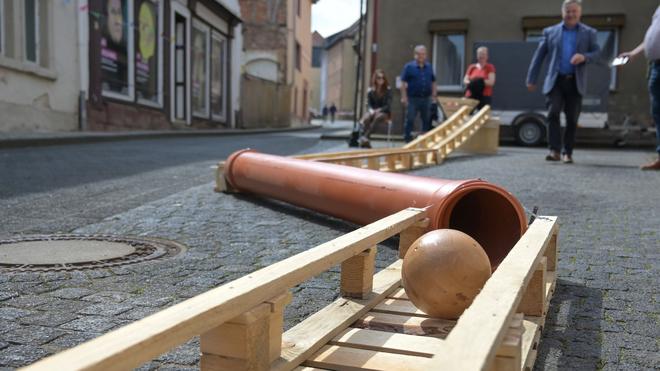 Feste: Eine XXL‑Murmelbahn ruft zur 1. Mansfelder Vereinsmeisterschaft während des Stadtfestes «Luthers Einschulung» auf.