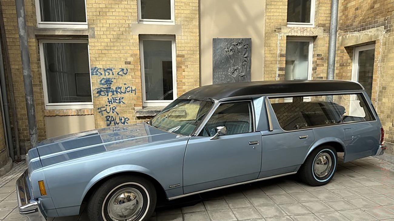 Auseinandersetzung mit dem Tod: Probeliegen im Leichenwagen – Kasseler Museum lädt ein