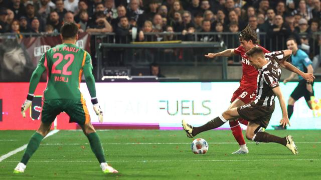 Bild: 1:1 gegen Köln: St. Paulis Mets unglücklich - Kritik an Elfmeter-Entscheid